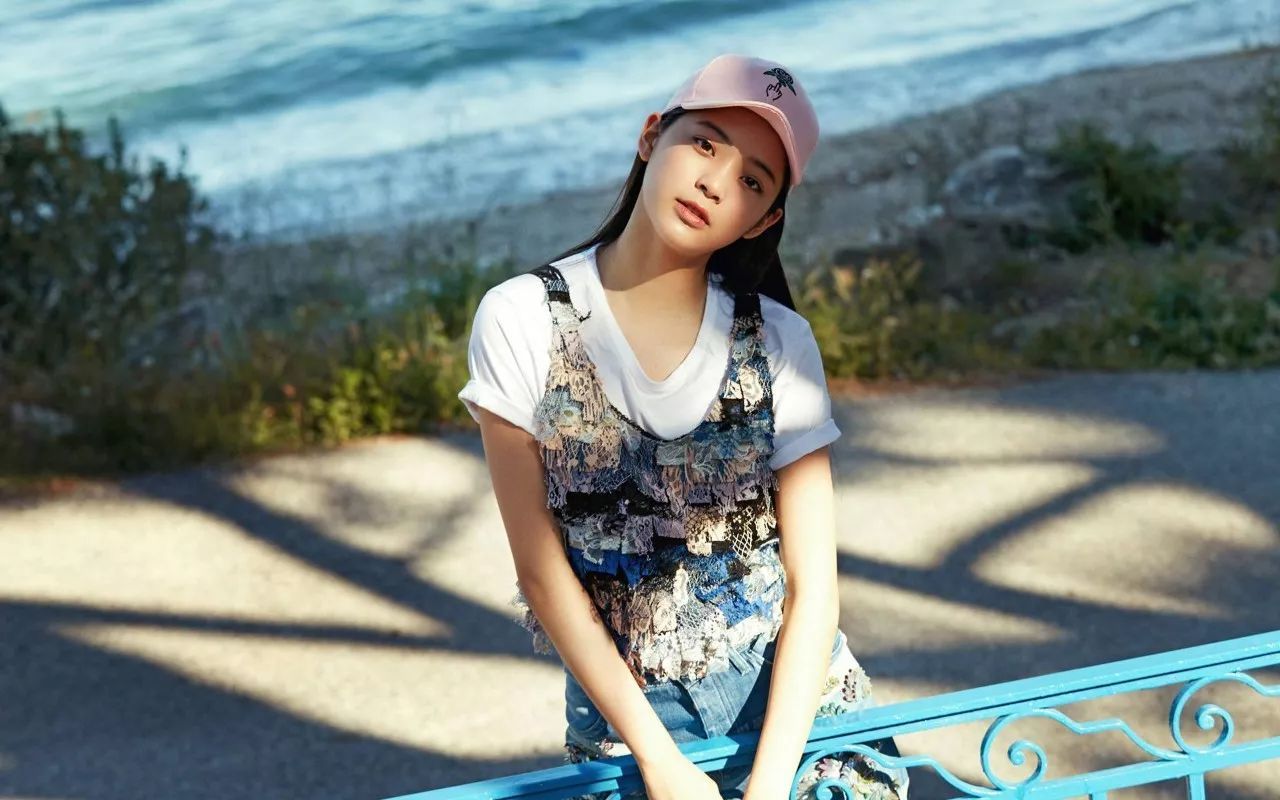 欧阳娜娜细肩背心胸前挖洞(辣照被抓包没穿内衣亲