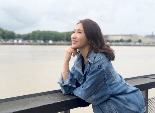 母鼠咬断通讯线男子手持鼠崽威胁