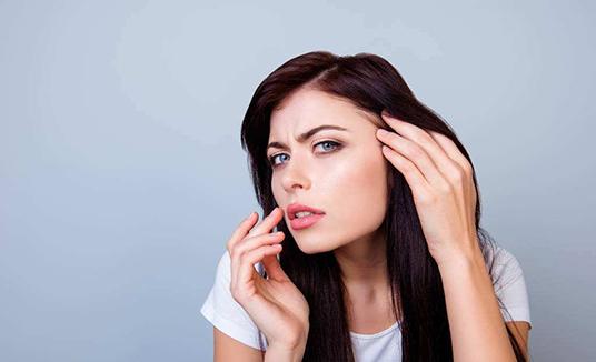 吴亦凡为赵丽颖挡采访 吴亦凡为赵丽颖挡采访