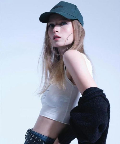 女子做饭8000元手机掉进油锅 女子做饭8000元手机掉进油锅